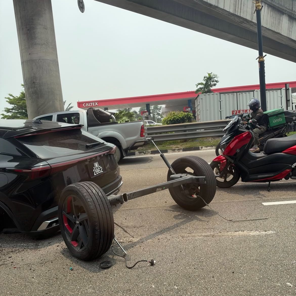 WilJay_1's tweet photo. CHINESE CAR OWNERS, PLEASE LOOK AWAY. 😭😂

Imagine cruising in a brand-new car with all the latest technology, screens and futuristic features… then the rear suspension/axle assembly appears to separate from the car.... https://t.co/EjdfX7V4g9