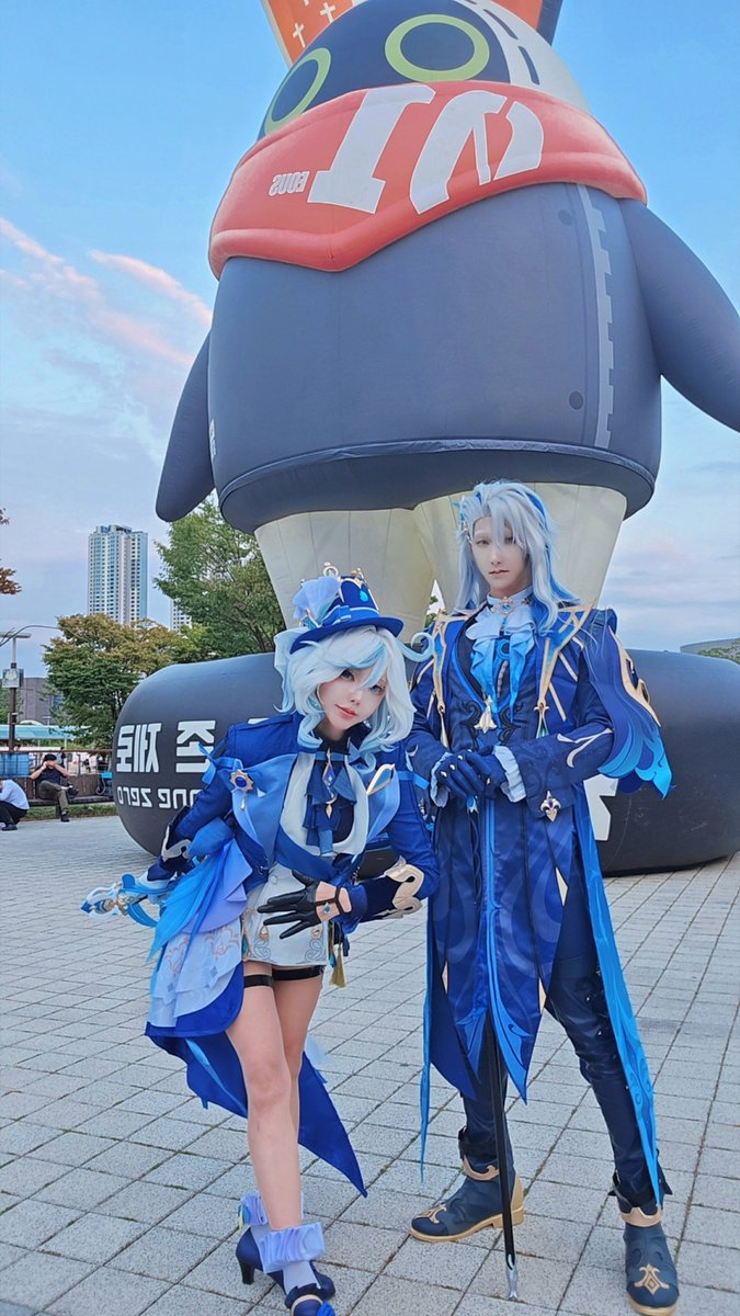 yuriyui00's tweet photo. 호랜 일욜, 가발 깍다 늦었어요.
첫 지짐셋팅에 무중력셋팅까지 곁들여 토욜 꼬박 세고도 일욜오후까지 셋팅함🥹
자봉님께 매우 죄송.. 
시간 늦춰주셔서 감사해요🫶
에어방부 앞에서 트친들 꽤 만났네요! 
끝나고 교하공원 갠촬도 잡아놨는데 비 와서 못했지만 밤의 호랜 내 세상이였다
#호요랜드후기 https://t.co/wVj5xIuVQ8