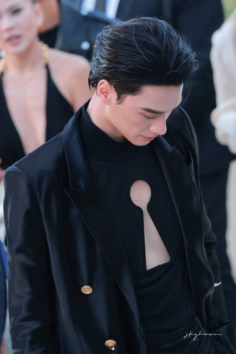 skzharu's tweet photo. 261001 HQ 

🦆🖤

KENG NAMPING IN PARIS FW27
#SchiaparellixKENGNAMPING
#Schiaparelli @Schiaparelli 
#KengHarit #nampingster https://t.co/pUTOa66yRy