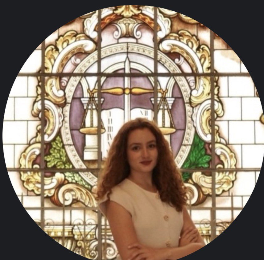 magchso's tweet photo. mulher de direita que defende suruba com direito público // mulher de esquerda que defende direitos fundamentais https://t.co/jWe8aqzfKK