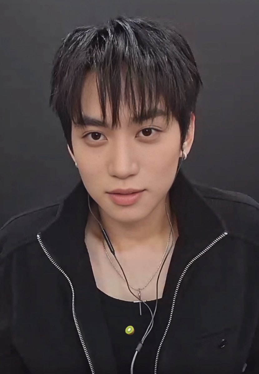joohe0n10ii's tweet photo. 주호 앞머리 기르니까 존나 잘생겼잖아..... https://t.co/YqFxN12non