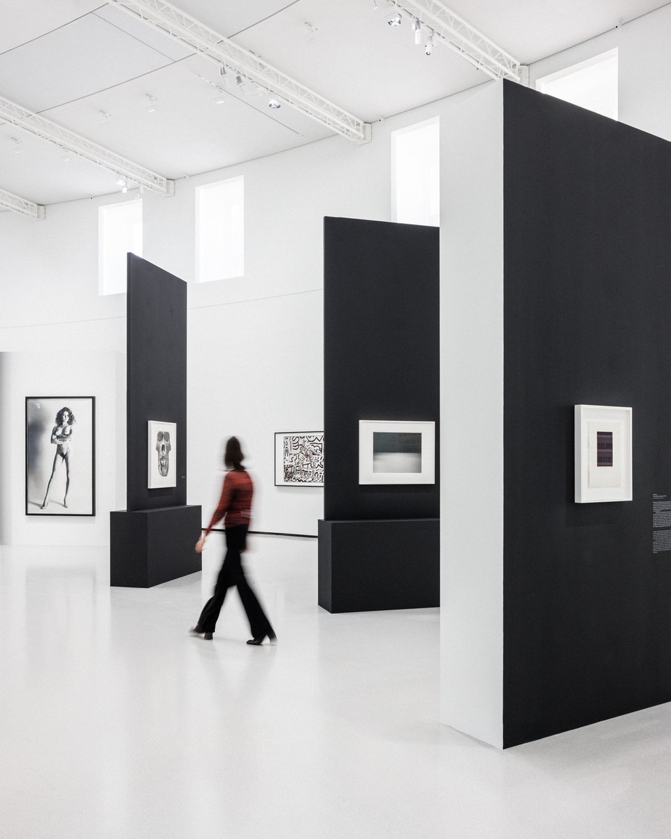 BourseCommerce's tweet photo. ✨C’est ouvert ! Place à la photo à la @BourseCommerce avec l'exposition #RememberMe qui réunit + de 700 œuvres de la Collection Pinault, de Gustave Le Gray à Cindy Sherman, tandis que Barbara Kruger investit la Rotonde avec l’installation monumentale « The History of Tears » https://t.co/kDiIxaINcK