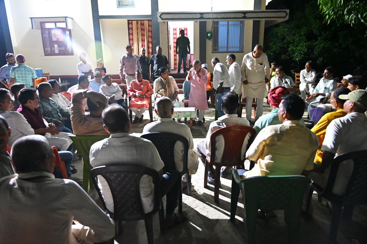 mkrtiwari_bjp's tweet photo. गोपालगंज में अपनों के बीच, अपनों के साथ… https://t.co/4TrxpPuirE