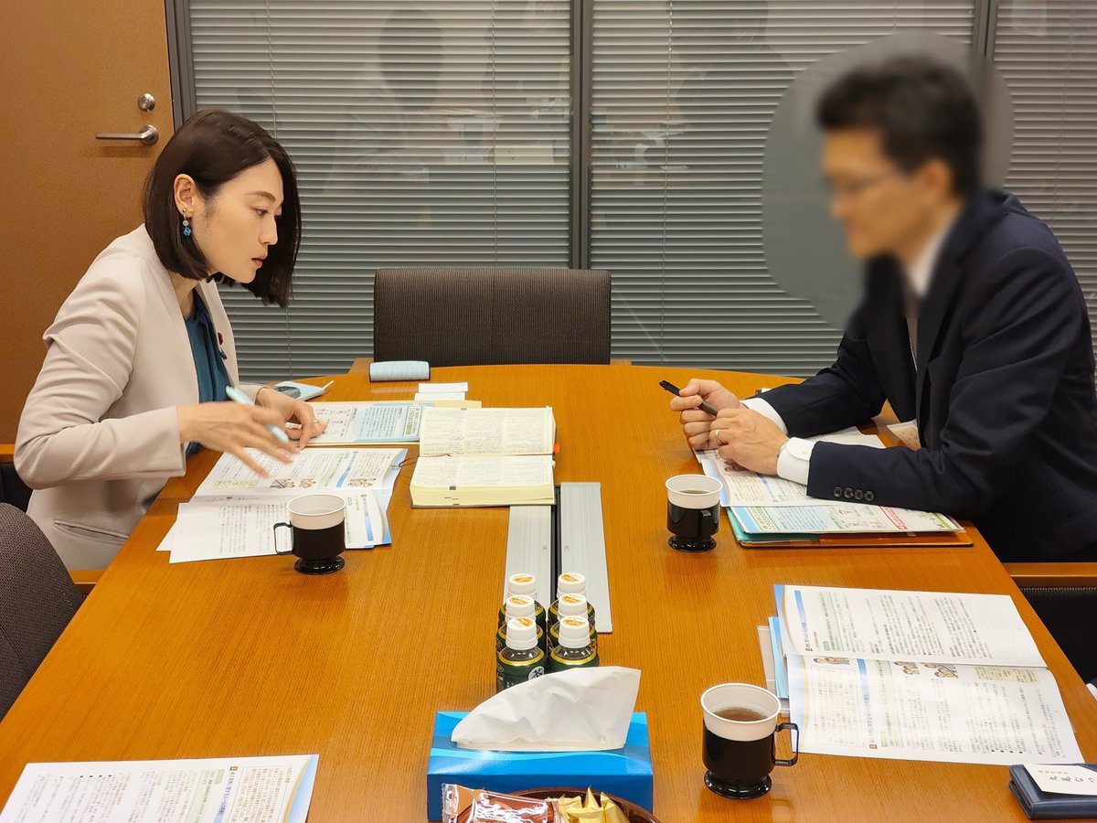 maruonatsuko's tweet photo. 本日、法務省から、離婚後の共同親権を含む民法改正について説明を受け、施行後の運用について意見交換しました。

改正民法は、第817条の12第1項・第2項で子どもの人格尊重と、子の利益のために父母が協力する責務を定め、第824条の2第1項・第2項で共同親権の行使方法や例外を定めています。

法務省のQ&Aでは、共同親権のもとでの子どもの居所の変更は、通常「日常の行為」には当たらないと整理されています。一方、DVや虐待からの避難など、子どもの利益のため急を要する場合には、一方の親が単独で親権を行使できることも示されています。

私は弁護士として法律実務に携わり、家庭裁判所の弁護士調停委員も務めてきました。社会の変化に合わせて法律を見直すことは必要です。法律は改正して終わりではなく、条文の趣旨が現場に正しく伝わり、実情に即した運用が確立してこそ生きてきます。

当事者の方々からは、子どもの居所の変更や、その後の親子交流をめぐって、改正法の考え方が実際の対応にどう反映されているのか、不安や疑問の声も寄せられています。本日のレクでは、こうした声を踏まえ、改正法の内容が関係機関で共有されているか、運用の実態をどう把握し、周知や改善につなげていくかを議論しました。

判断の軸にあるのは、子どもの権利と日々の暮らし、そして安心と安全です。子どもを中心に考える改正法の趣旨が、現場の運用に着実に生かされるよう、法律家として取り組んでまいります。

#丸尾なつ子 #横浜 #共同親権 #子どもの権利
