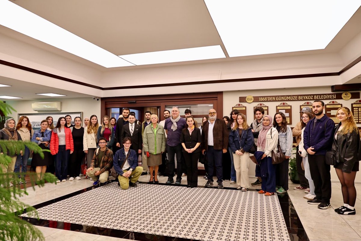 ozlemvgurzel's tweet photo. Yıldız Teknik Üniversitesi Mimarlık Fakültesi akademisyenlerimizi ve öğrencilerimizi belediyemizde ağırladık.

Paşabahçe’deki eski cam fabrikası alanını odağına alan “Cam İşleme Sanatı Ar-Ge ve İnovasyon Yerleşkesi” başlıklı bitirme çalışmaları üzerine değerlendirmelerde bulunduk; Beykoz’umuzun endüstriyel mirasının korunarak geleceğe taşınması ve yenilikçi yaklaşımlarla yeniden ele alınması üzerine görüş alışverişinde bulunduk.

Beykoz’umuzu akademik çalışmaların ve gençlerimizin üretken fikirlerinin bir parçası haline getiren kıymetli hocalarımıza ve öğrencilerimize nazik ziyaretleri için teşekkür ediyorum.