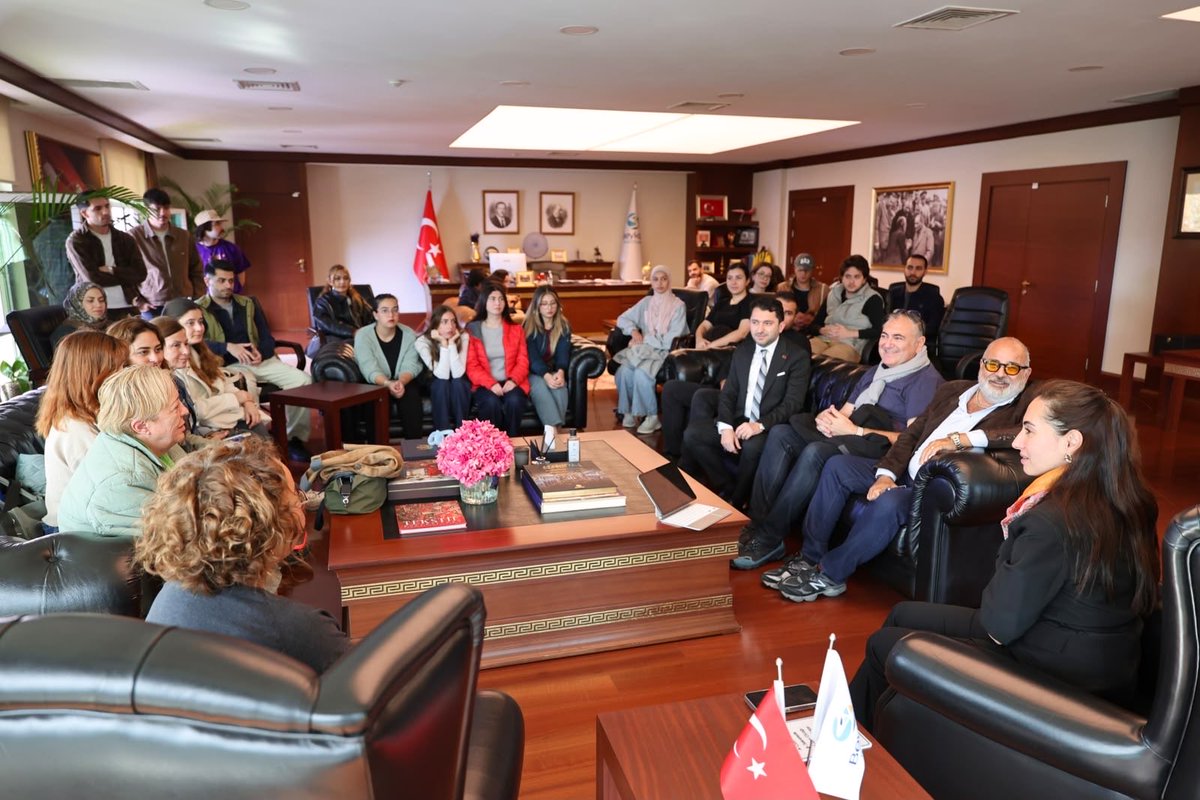 ozlemvgurzel's tweet photo. Yıldız Teknik Üniversitesi Mimarlık Fakültesi akademisyenlerimizi ve öğrencilerimizi belediyemizde ağırladık.

Paşabahçe’deki eski cam fabrikası alanını odağına alan “Cam İşleme Sanatı Ar-Ge ve İnovasyon Yerleşkesi” başlıklı bitirme çalışmaları üzerine değerlendirmelerde bulunduk; Beykoz’umuzun endüstriyel mirasının korunarak geleceğe taşınması ve yenilikçi yaklaşımlarla yeniden ele alınması üzerine görüş alışverişinde bulunduk.

Beykoz’umuzu akademik çalışmaların ve gençlerimizin üretken fikirlerinin bir parçası haline getiren kıymetli hocalarımıza ve öğrencilerimize nazik ziyaretleri için teşekkür ediyorum.