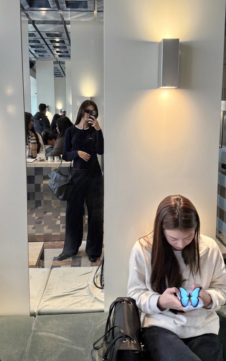 vavakirei's tweet photo. ทุกคนฟัง ลีน่าหมิวเป็นแล้ว ชั้นได้กลิ่น สัมผัสได้ พี่ลีน่าเขาคลั่งรักน้องหมิวมาก เทียบกับแต่ก่อน พี่น่าลงสตอรี่ถึงน้องหมิวน้อยกว่าน้องหมิวลง แต่อันนี้คือ พี่เหมือนคนมีแฟนครั้งแรก ลงเยอะจนตาลายอะ

#CHANELSS27xLenaMiu
#LalinaLena #MiuNatsha #CHANELSpringSummer #CHANEL #PFW https://t.co/wu0kkflaez