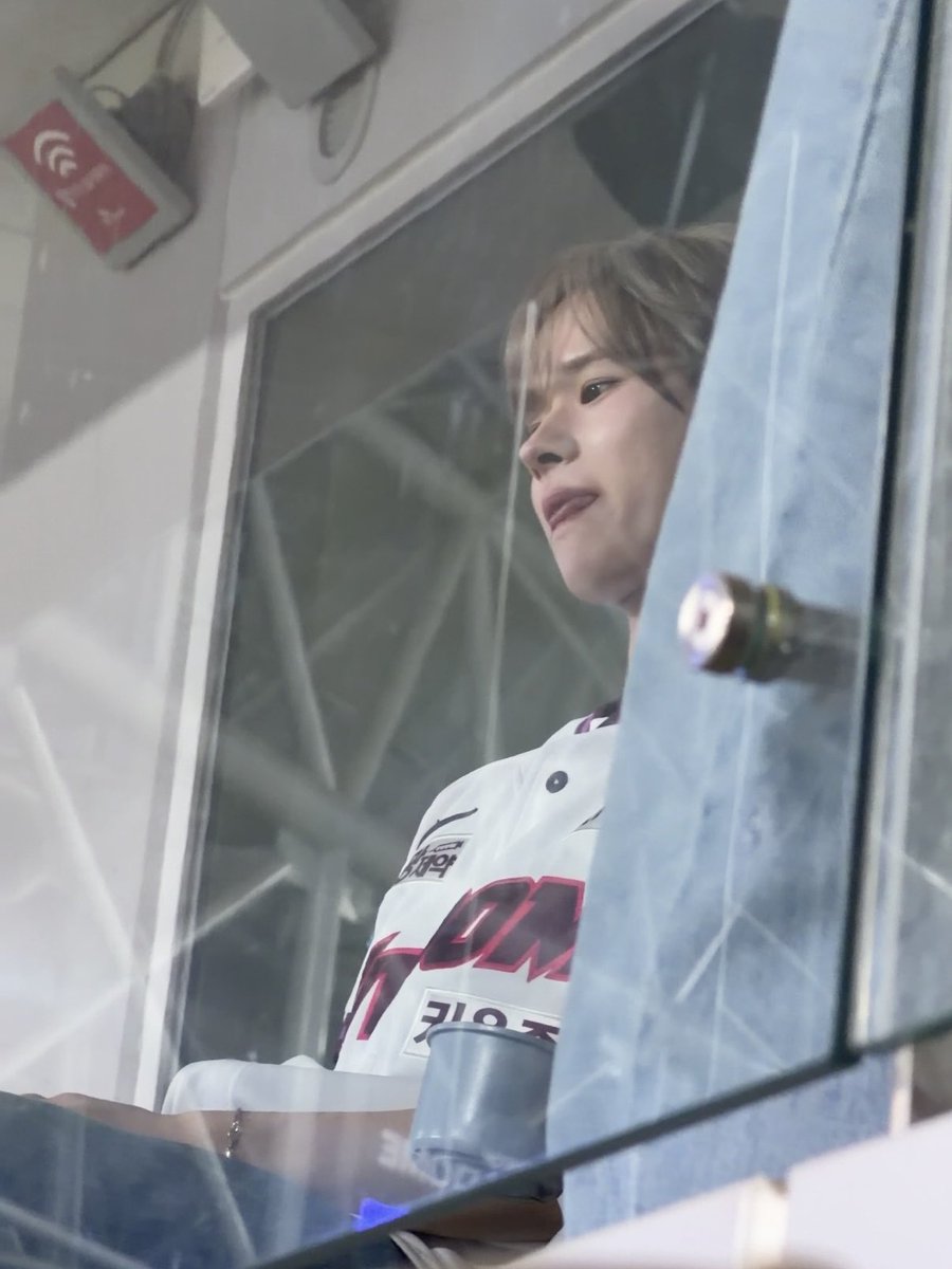 qkdkxe's tweet photo. @izzinii 레알 아~~~ 개존귀 
저러고 다시 안일어나고 뒤에 의자에 이만큼 지친 표정으로 앉음 ㅜㅜ https://t.co/Ty12t9SylW