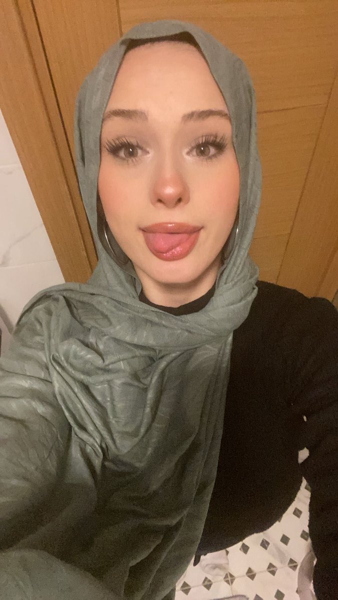 azzraaaa_'s tweet photo. Selamm 19 yaşındayım https://t.co/qW5kG0P9Pa