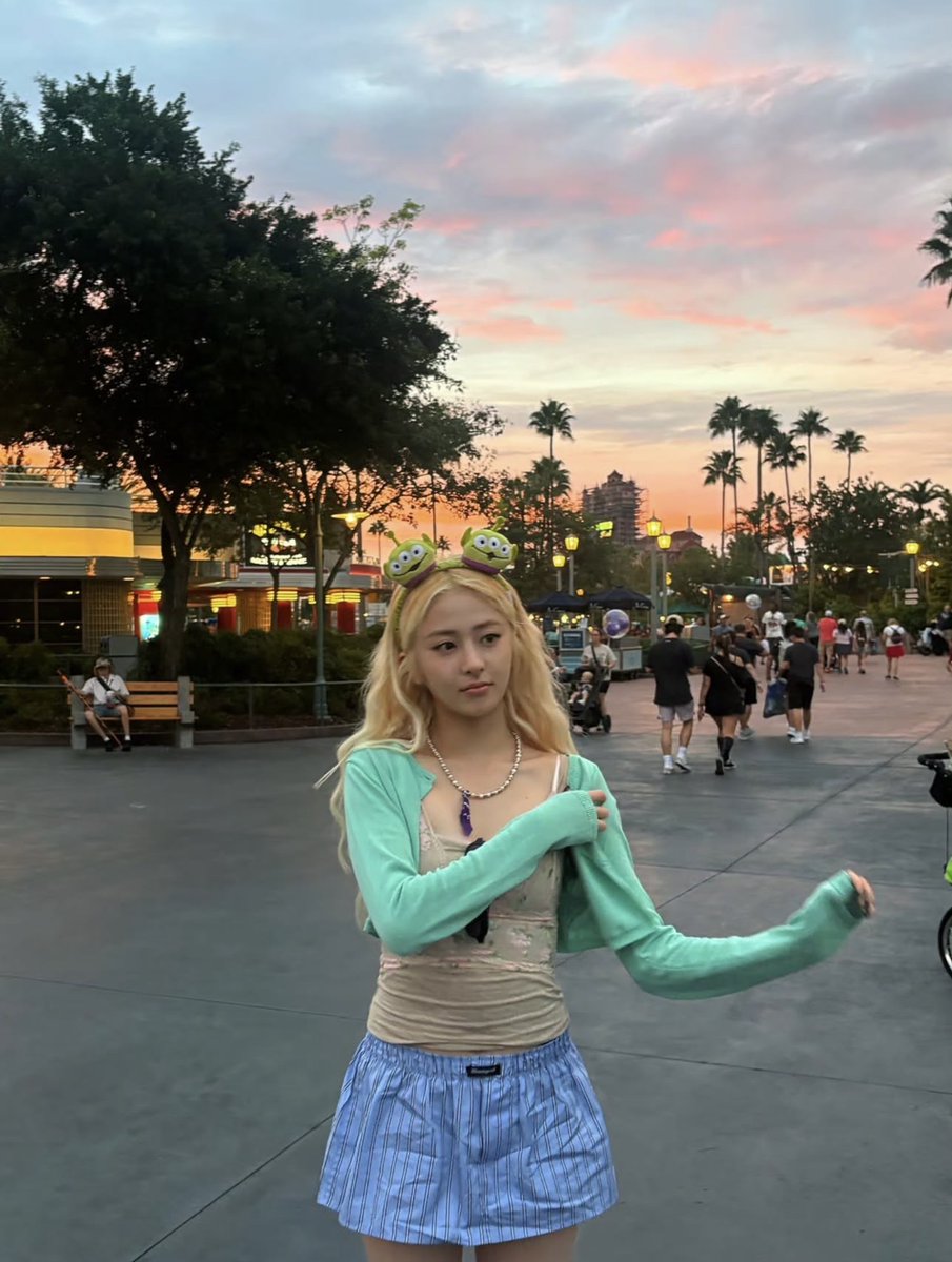 lpopchartmaster's tweet photo. Happy Birthday to our songwriter, producer and dearest sunshine #HUHYUNJIN of LE SSERAFIM ☀️🎂

FOREVER YUNJIN’S COMPANY 
#SolarReturnOfYunjin  
#윤진이가_내우주를_빛나게해 https://t.co/COGHlpTN1u
