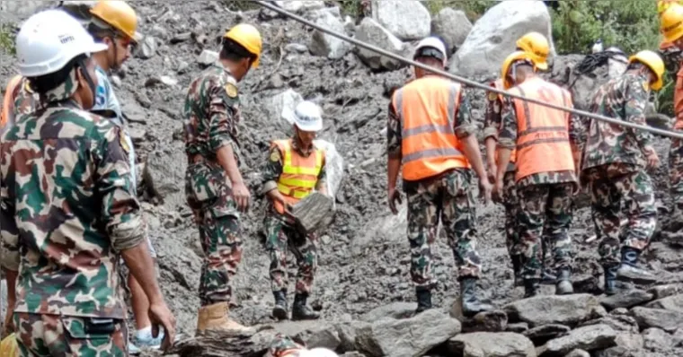 doldiarioonline's tweet photo. Nepal encerra buscas após enchente que matou 1.455 e deixou 5.285 desaparecidos. Agora, foco é reconstrução das áreas isoladas, com custo estimado em US$ 4,77 bi. Famílias enfrentam dor e incerteza com funerais simbólicos. ➡️ Mais: https://t.co/4xG7gg2GIL
#Nepal #Enchente #Mundo https://t.co/YkMY8i0ohc