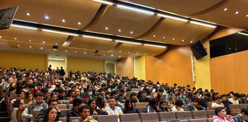 AuditoriaGen's tweet photo. #SabíasQue Como entidad participamos en el congreso “El valor compartido en escenarios económicos globales” organizado por la @santotobogota   Gustavo Escudero, asesor del despacho, presentó la certificación de contralorías como modelo de valor y gestión pública en Colombia. https://t.co/moYM4AcPUK