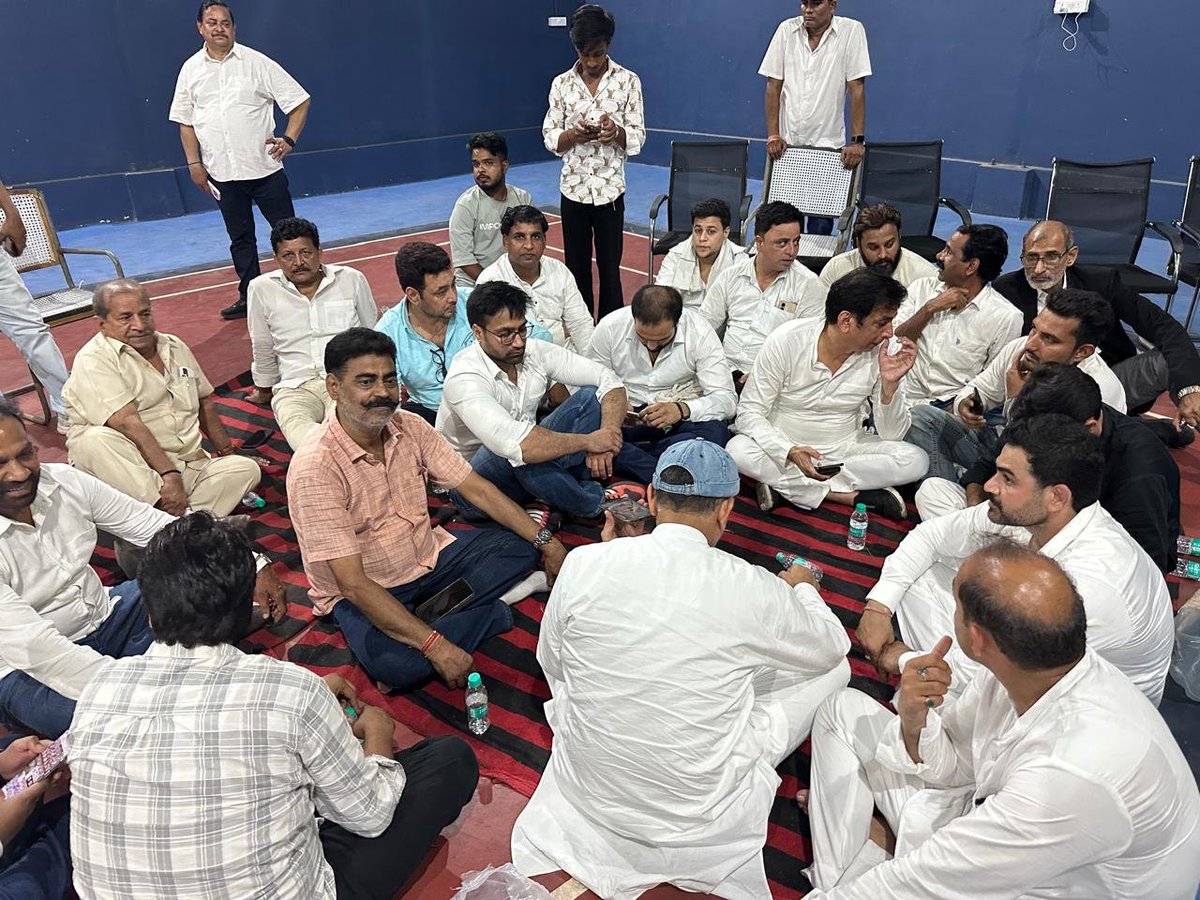 INCDelhi's tweet photo. 'वोट चोरी' के एजेंट को बचाने के लिए BJP ने सारी ताकत झोंक दी है।

वोट चोरों के ख़िलाफ़ आवाज़ बुलंद कर रहे दिल्ली कांग्रेस प्रभारी @qazinizamuddin जी, सह प्रभारी @danishabrar2016 जी, प्रदेश अध्यक्ष @devendrayadvinc  जी सहित दिल्ली कांग्रेस के साथियों को हिरासत में रखा गया है।

BJP याद रखे.. हमारी आवाज दबा नहीं पाओगे। 

हम अन्याय के खिलाफ पूरी ताकत से लड़ेंगे, गद्दार ज्ञानेश को जेल जाना ही होगा।

📍द्वारका सेक्टर-23 पुलिस स्टेशन 

#ArrestGyaneshKumar