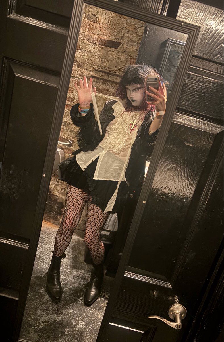 makam3ows's tweet photo. girl who is quite possibly hiding fangs under her lips 🤫 🦷 🩸 https://t.co/hkQxMFCIw8