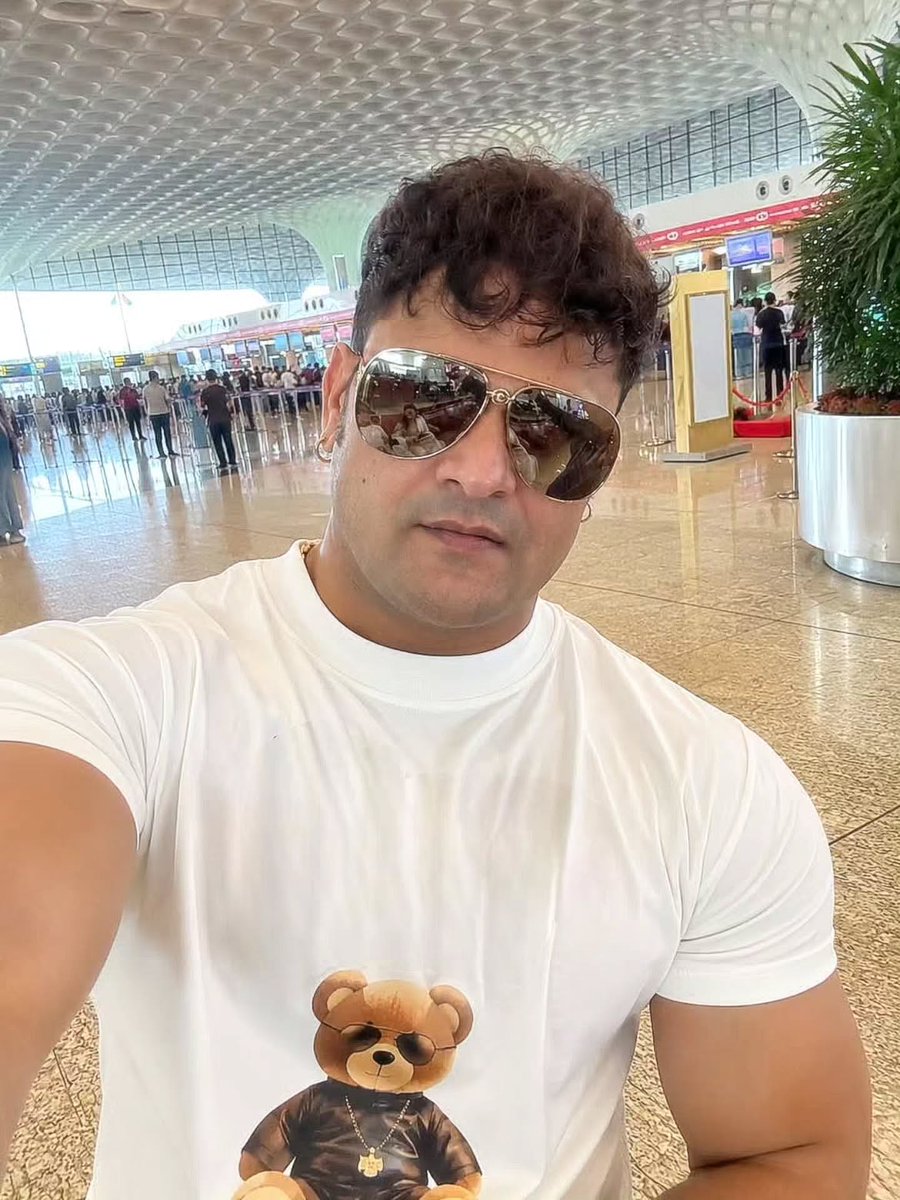 AtakanPEEN1's tweet photo. Quick Moment at CST Mumbai Selfie ♥️👏

#khesari_yadav #rockstar_khesari_yadav #trendingnow #viralpost #bhojpuri https://t.co/0juDgmIcPf