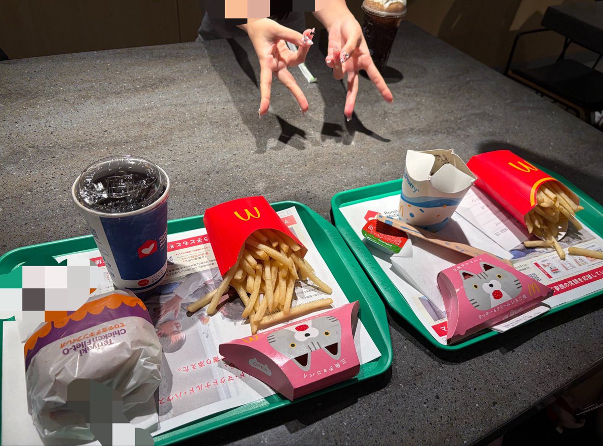 I_LLchii's tweet photo. 今日ねもあゆな㌠とマック行ってた⊂( ᴖ ̫ᴖ)⊃
マックのチキン系なくなるらしいから、テリヤキチキンしてみた美味しい（ ᴗ ̫ ᴗ ）👈🏻食べすぎかも https://t.co/20LNMM8Go7