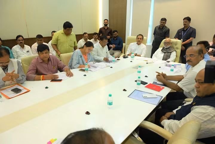 vasaivirarinfra's tweet photo. 🚨 MLA Sneha Dubey Pandit Raises Pending Paddy Procurement &amp; Milling Issues

At a meeting chaired by Food, Civil Supplies &amp; Consumer Protection Minister Chhagan Bhujbal, MLA Sneha Dubey Pandit raised pending issues faced by paddy farmers, tribal service societies, millers. https://t.co/2Ei6dNeIyK