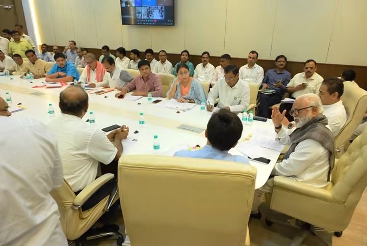 vasaivirarinfra's tweet photo. 🚨 MLA Sneha Dubey Pandit Raises Pending Paddy Procurement &amp; Milling Issues

At a meeting chaired by Food, Civil Supplies &amp; Consumer Protection Minister Chhagan Bhujbal, MLA Sneha Dubey Pandit raised pending issues faced by paddy farmers, tribal service societies, millers. https://t.co/2Ei6dNeIyK