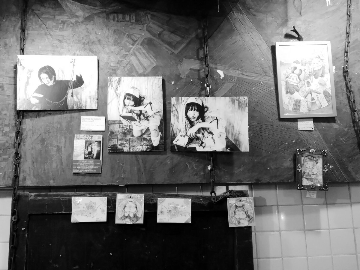 euglenayurinchi's tweet photo. #わたしだけのシスター展 
昨日今日とAnamuneさんおやすみ、
明日からまた開院です！
10/12（月）まで！

ちなみにパネル作品のロケーションは
チマミレアトリエさん @bloody_photos_ です🎶
展示風景のお写真提供はku～taさん @kuta05095353 ありがとうございます！∩( ᴖ ̫ᴖ )∩ https://t.co/VeQzunyxov