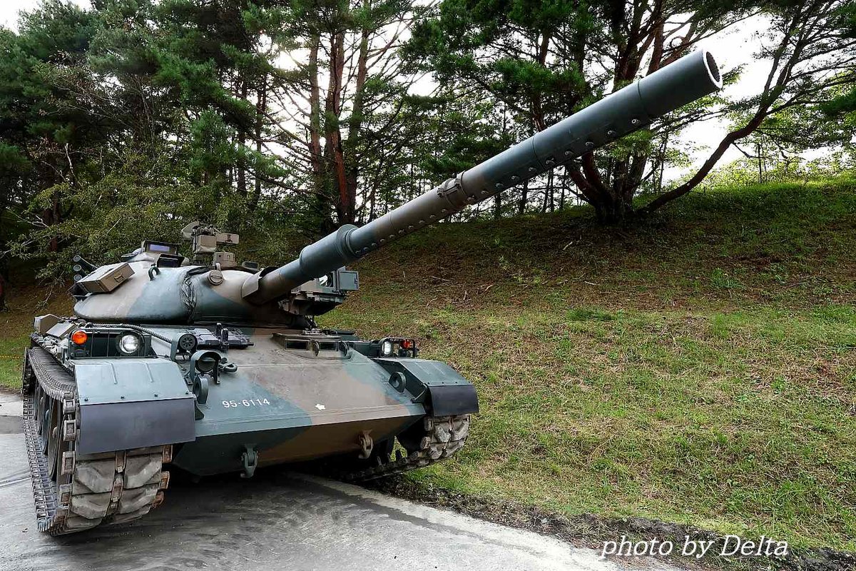 k_JSDFouendan's tweet photo. #富士駐屯地 イベント、戦車体験搭乗（抽選）のエリアにいたのはなんと数年前に退役した74式戦車、しかもレアな改！動態保存している個体で、自走させてきたとのこと。動くナナヨンが現存するなんて！
塗装のコンディションも良好なので、屋内保管しているのでしょうね。粋な展示に胸熱😍
Delta✈ https://t.co/RA8dXH8w7m