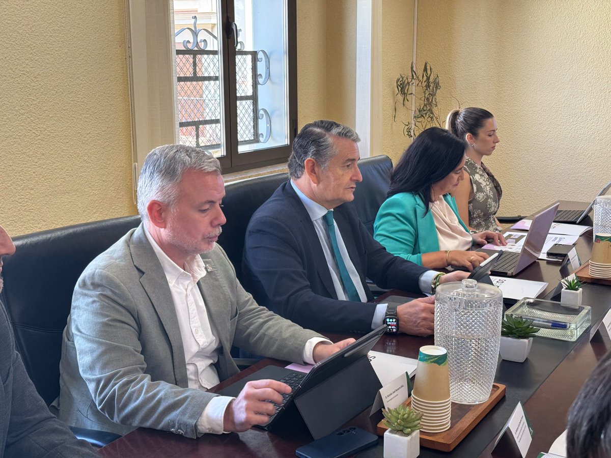 antoniosanz's tweet photo. La atención a los pacientes oncológicos requiere conocimiento, coordinación y diálogo.

Hoy hemos mantenido una reunión con @saom_oncologia para compartir propuestas y abordar los retos de la atención oncológica desde la experiencia y el conocimiento de sus profesionales. https://t.co/iWUfmc2iEe