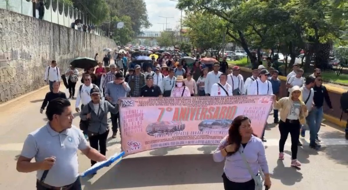 CuartaPlana's tweet photo. #Noticias | @Seccion22Cencos marchará este miércoles en la capital de #Oaxaca, para levantar plantón de tres días 

#PedroPAROLA | https://t.co/MInwnPyogN

Este miércoles, la Sección 22 de la #CNTE levantará su plantón del zócalo de la Ciudad de Oaxaca, luego de dos días de intensas movilizaciones.

Para este miércoles, los docentes informaron que realizarán una marcha que partirá del crucero del exIEEPO con dirección al zócalo capitalino.

Con ello estarían levantando su plantón de 72 horas y regresando a las comunidades. 

Pese a la jornada que llevaron a cabo los días lunes y martes con bloqueos en la capital oaxaqueña, los maestros no lograron el 100 por ciento de sus demandas.

Incluso no descartan retomar acciones en próximos días.

La marcha está prevista a las 9 de la mañana, para llegar al zócalo y realizar su mitin político para levantar su plantón.

#Entérate #Oaxaca