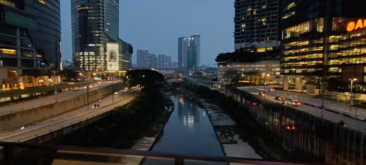 FiredogStu8's tweet photo. Pics of the bridge to #MidValley at night
#KualaLumpur #Malaysia #photography https://t.co/jVqZ3e3jgu