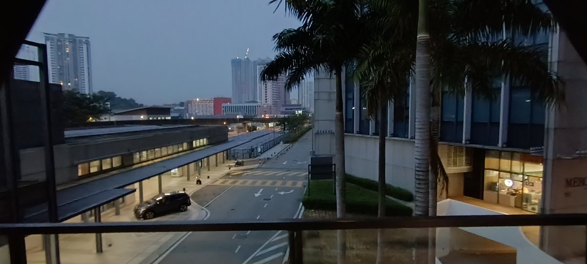FiredogStu8's tweet photo. Pics of the bridge to #MidValley at night
#KualaLumpur #Malaysia #photography https://t.co/jVqZ3e3jgu