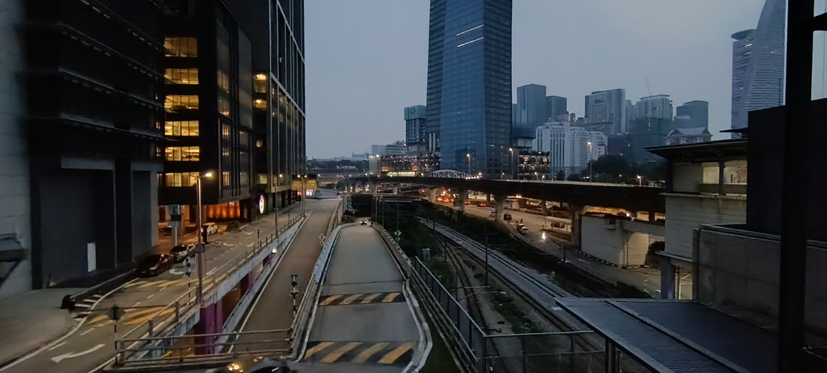 FiredogStu8's tweet photo. Pics of the bridge to #MidValley at night
#KualaLumpur #Malaysia #photography https://t.co/jVqZ3e3jgu