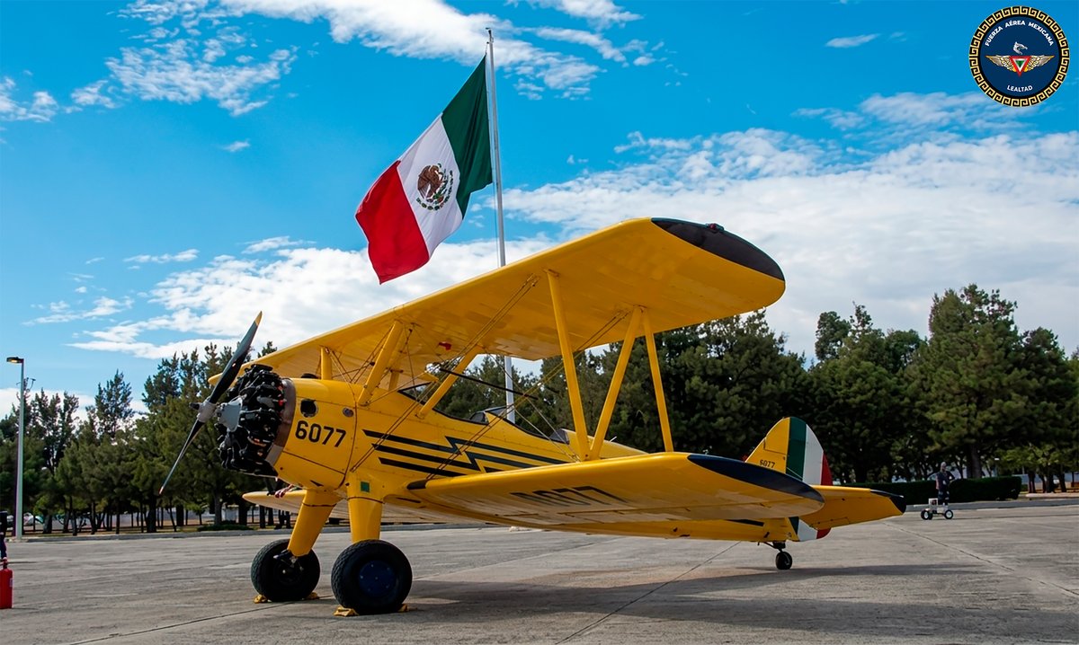 FuerzaAereaMx's tweet photo. Aprende de aeronáutica con la #FuerzaAéreaMx

¿Qué motores tienen las aeronaves?

El motor es uno de los elementos fundamentales de una aeronave. Su función es generar el empuje necesario para vencer la resistencia al avance y permitir que la aeronave se desplace por el aire.

Dependiendo del tipo de aeronave, este empuje puede producirse mediante diferentes tipos de motores como los recíprocos, turbofán, turbo hélice, turborreactores, turbo eje, etc.

Todos tienen un mismo propósito: proporcionar la potencia necesaria para el vuelo, pero de diferentes maneras.

¿Puedes identificar qué tipo de motor utiliza cada una de las aeronaves que te mostramos? 👀