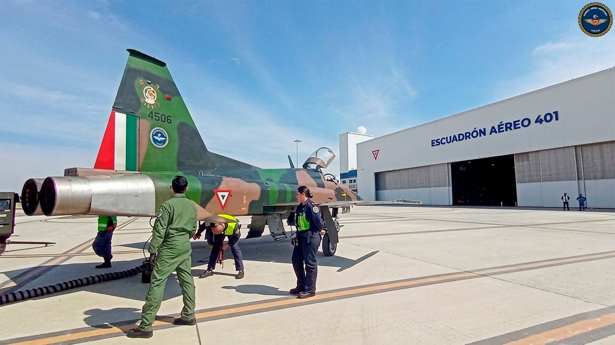 FuerzaAereaMx's tweet photo. Aprende de aeronáutica con la #FuerzaAéreaMx

¿Qué motores tienen las aeronaves?

El motor es uno de los elementos fundamentales de una aeronave. Su función es generar el empuje necesario para vencer la resistencia al avance y permitir que la aeronave se desplace por el aire.

Dependiendo del tipo de aeronave, este empuje puede producirse mediante diferentes tipos de motores como los recíprocos, turbofán, turbo hélice, turborreactores, turbo eje, etc.

Todos tienen un mismo propósito: proporcionar la potencia necesaria para el vuelo, pero de diferentes maneras.

¿Puedes identificar qué tipo de motor utiliza cada una de las aeronaves que te mostramos? 👀