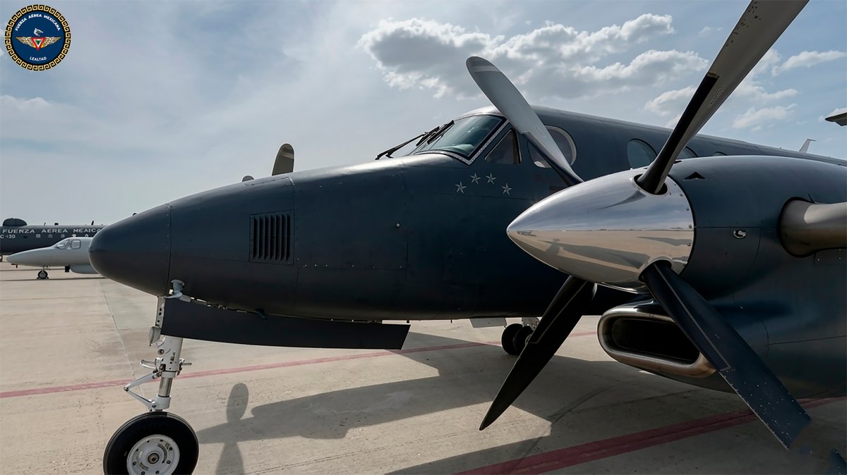 FuerzaAereaMx's tweet photo. Aprende de aeronáutica con la #FuerzaAéreaMx

¿Qué motores tienen las aeronaves?

El motor es uno de los elementos fundamentales de una aeronave. Su función es generar el empuje necesario para vencer la resistencia al avance y permitir que la aeronave se desplace por el aire.

Dependiendo del tipo de aeronave, este empuje puede producirse mediante diferentes tipos de motores como los recíprocos, turbofán, turbo hélice, turborreactores, turbo eje, etc.

Todos tienen un mismo propósito: proporcionar la potencia necesaria para el vuelo, pero de diferentes maneras.

¿Puedes identificar qué tipo de motor utiliza cada una de las aeronaves que te mostramos? 👀
