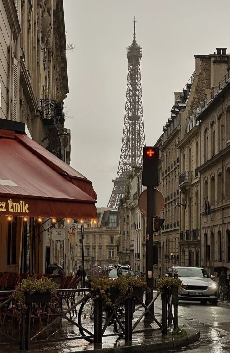 earthviewss1's tweet photo. Rainy day in Paris, France 🇫🇷 https://t.co/8q53C7lEmO