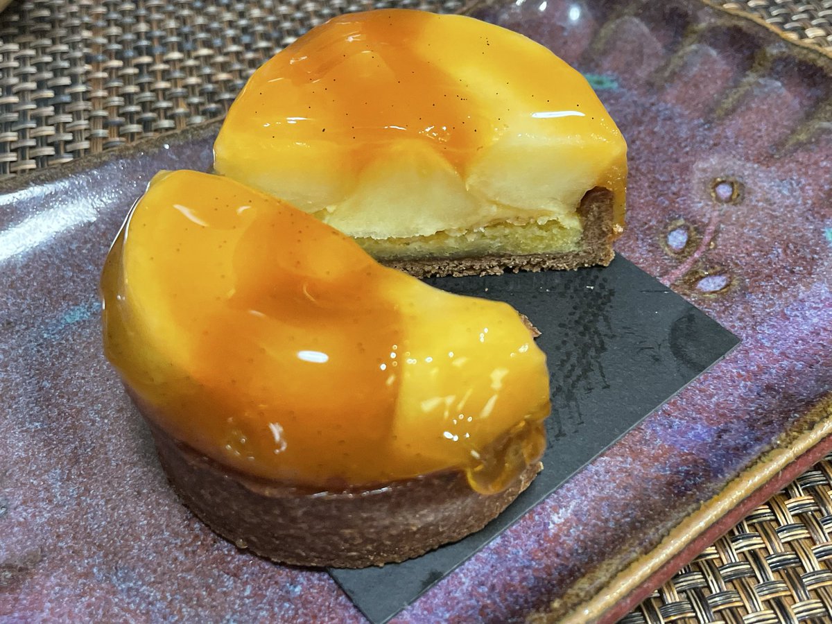 atomickanon's tweet photo. seisteさんのタルトタタン🍎
パッと見タルトタタンとわからなかったこの見栄え
断面みてこうなっているのかとわかっても不思議
弾力があってタルトタタンなのか不思議な火入れ
伊勢丹新宿のみの限定で通年品種変えながらやってるらしい！ https://t.co/SQGXY7VJ6K