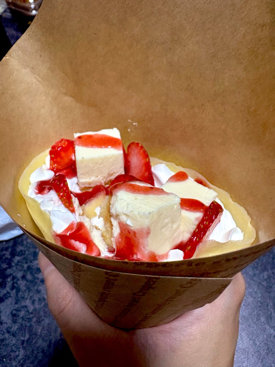 Kars_Ultimate's tweet photo. 近所のケーキ屋さんの不定期販売クレープやっと買えて美味しかった！！
ケーキ屋さんのホイップクリームうますぎる https://t.co/tLZfIJHSvq