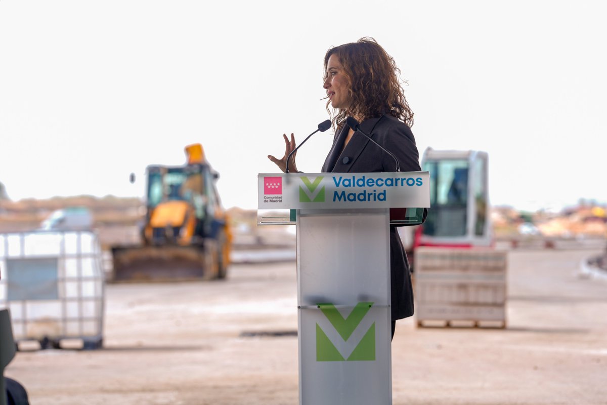 ComunidadMadrid's tweet photo. 🏡 El desarrollo urbanístico en @MValdecarros sumará 51.656 pisos en el sureste de la capital, el 55% con algún tipo de protección pública.

✅ Las obras de los primeros edificios comenzarán antes de que concluya este año, con más de 13.300 nuevas viviendas.

+Info: https://t.co/8VaVxi9zNP