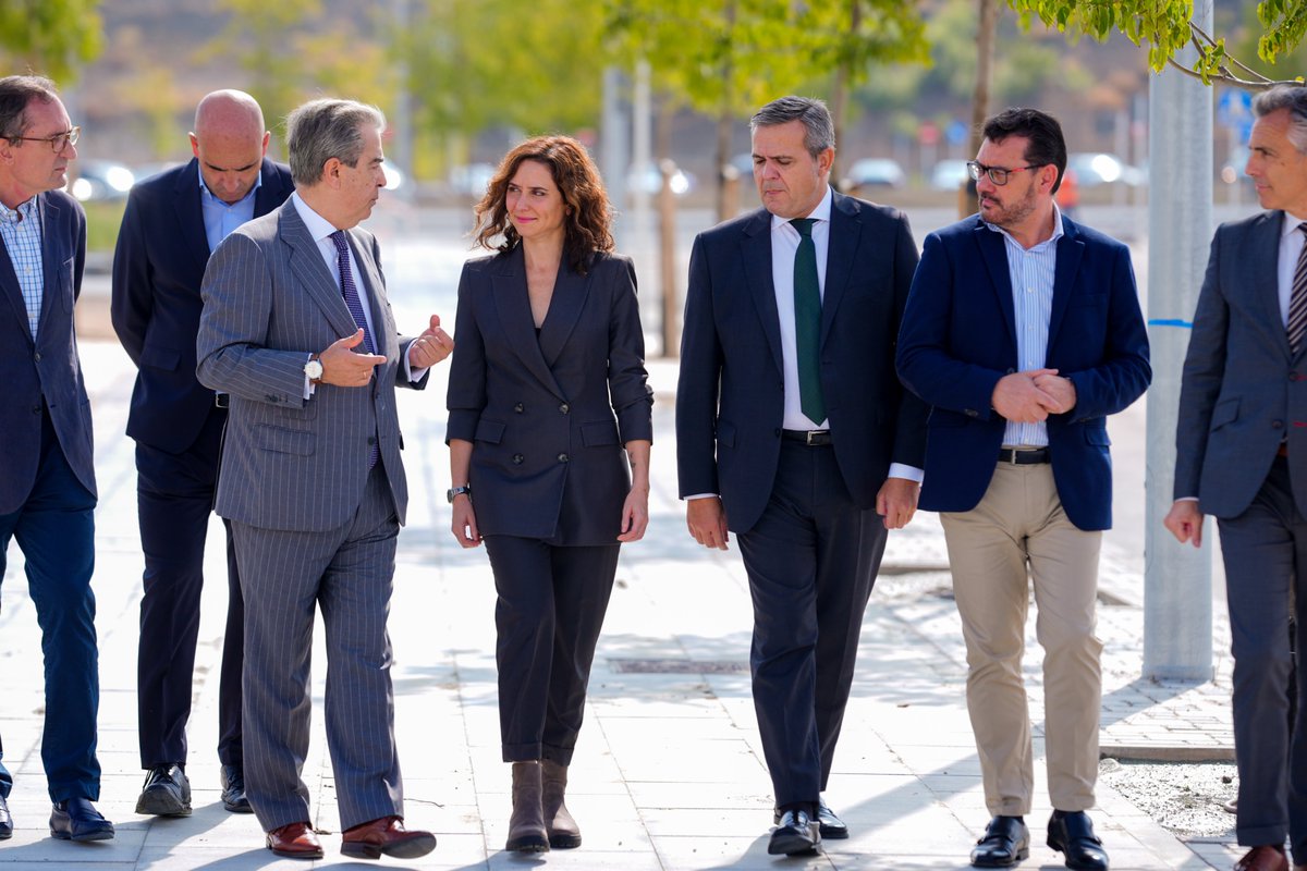 ComunidadMadrid's tweet photo. 🏡 El desarrollo urbanístico en @MValdecarros sumará 51.656 pisos en el sureste de la capital, el 55% con algún tipo de protección pública.

✅ Las obras de los primeros edificios comenzarán antes de que concluya este año, con más de 13.300 nuevas viviendas.

+Info: https://t.co/8VaVxi9zNP