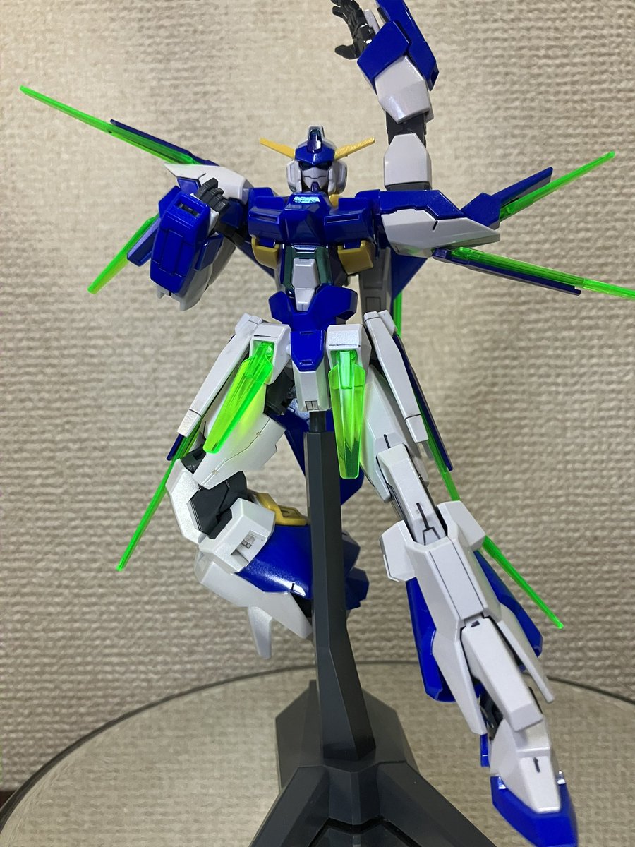 Jam_GANDAM's tweet photo. 実家から持ち帰ったFXにパールと光沢吹いたやつ
あまり語られることは少ないけど、AGE-FXは後ろ姿も良い
意外と存在感のあるコアファイターにサザビーを思わせる特徴的なリアアーマーと脚部 https://t.co/gdtFjHiNzC