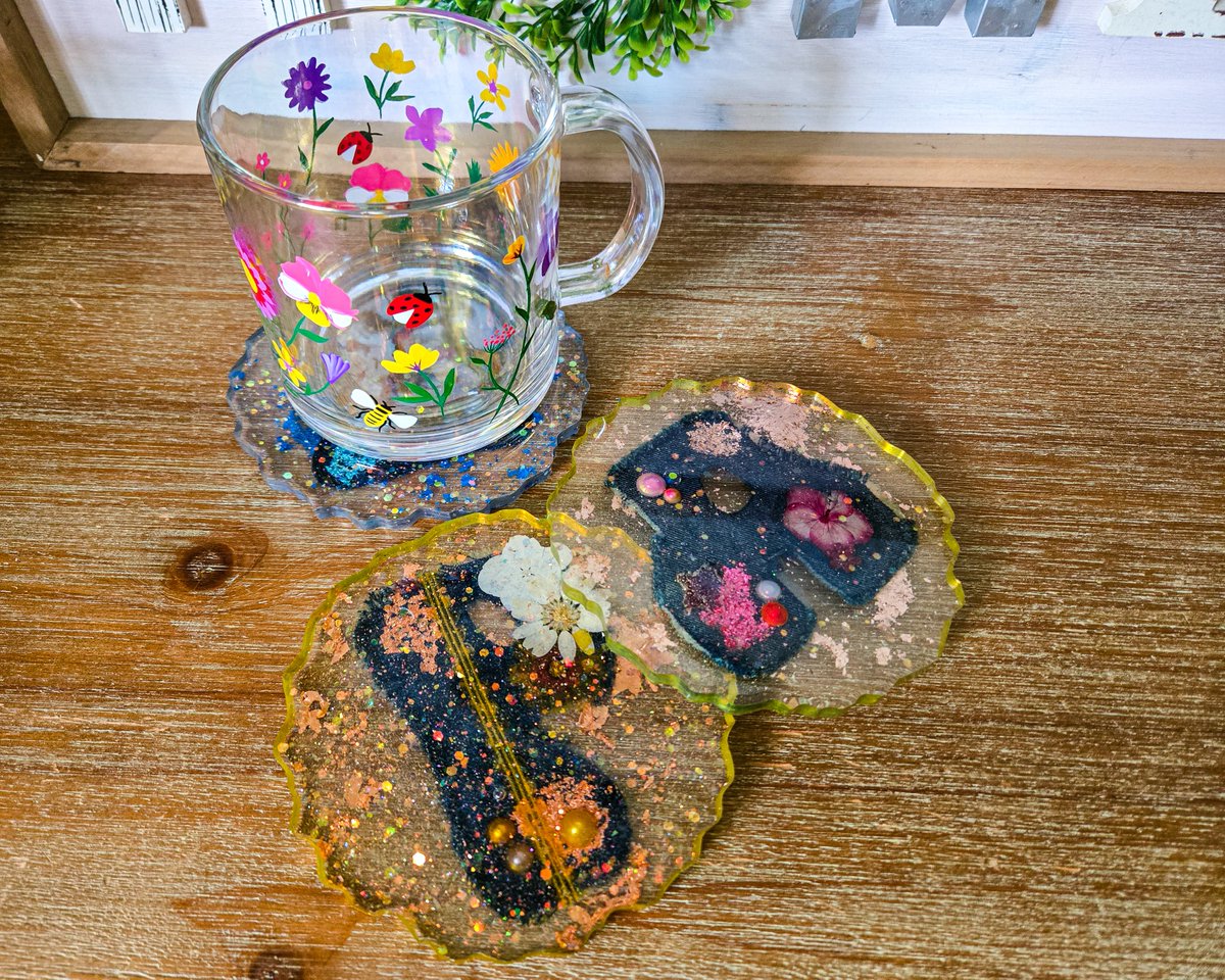 MinimalAbstrac1's tweet photo. #Upcycle Blue Jean #Personalized Resin Coasters 👖✨️💐
https://t.co/Ws9kga2879
#etsygifts #handmadehour #uniquegifts #giftsforfriend #giftsforher #womaninbizhour #CraftBizParty #ChristmasGiftIdeas #HolidayShopping #GiftsFromTheHeart #Denim #Coasters #CoffeeLovers #HumpDayMood https://t.co/opZQTriAsd