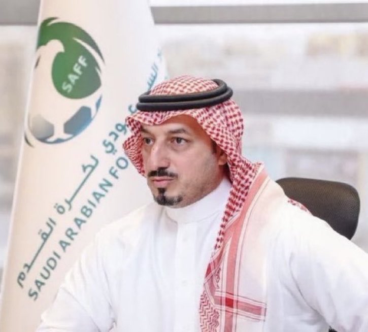 SPORT___ARAB's tweet photo. إلى الان لم نجد إجابه عن أسباب تواجده في منصة تتويج المنتخب السعودي ببطولة كأس الخليج لا هو رئيس اتحاد كرة القدم ولا هو عضو في لجنة تعنى بكاس الخليج ولا هو موظف في وزارة الرياضة احد يعطينا فكرة عن سبب تواجده في منصة التتويج!!!؟ https://t.co/kyiwcTWNts