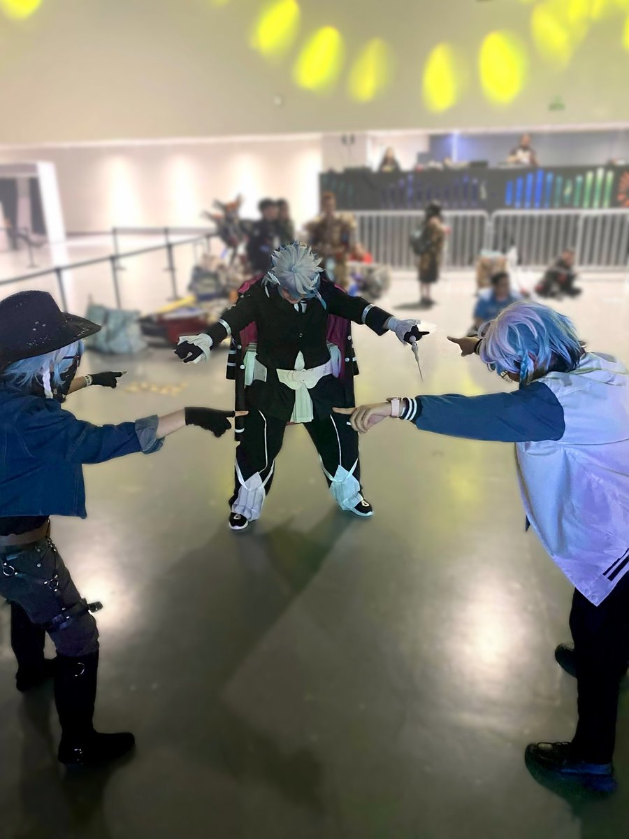 meekehh's tweet photo. three Octavios at Cosmania D2 o:/

(insert @CathyPersians who also cosplayed as a casual Tavi!)

BACKTAVIO COSER WHO ARE U

📷 + casual♾️: @yuuma_line 
#Artavio (?) https://t.co/fA2teV7ANX