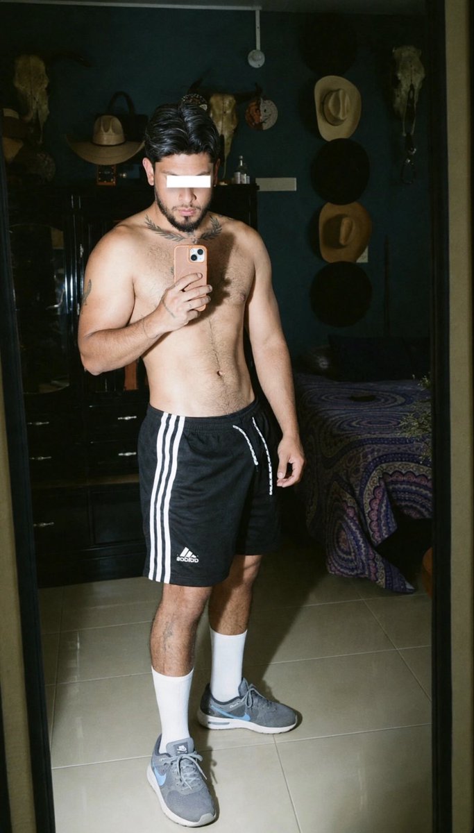Leinfrost's tweet photo. Alguien las quiere sin short? Me cuelgan 23cm 😛😛🍆 https://t.co/oHGxKL3G3L