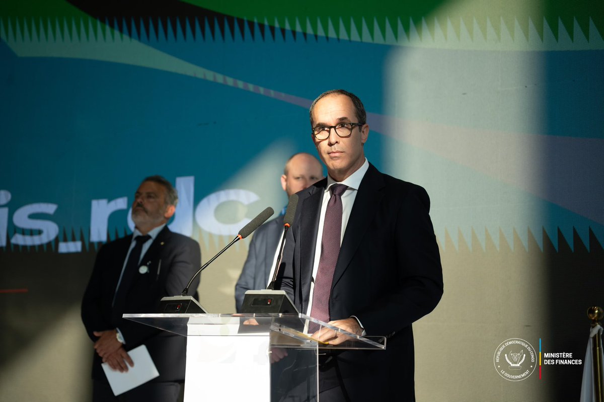 tresorkanda2's tweet photo. #RDC: INTERCONNEXION ÉLECTRIQUE KOLWEZI–KALUMBILA : UNE INFRASTRUCTURE AU SERVICE DU DÉVELOPPEMENT ÉCONOMIQUE

Le projet d’interconnexion électrique Kolwezi–Kalumbila franchit une étape importante avec la signature, le 6 octobre à Kinshasa, du mémorandum d’investissement, sous la conduite du Ministre des Finances, Doudou Fwamba Likunde Li-Botayi.

Cette ligne à haute tension de 330 kV, appelée à relier Kolwezi, dans le Lualaba, à Kalumbila en Zambie, constitue un projet stratégique pour renforcer les capacités énergétiques et accompagner le développement du potentiel industriel et minier de cette zone.

Au-delà de l’enjeu énergétique, cette interconnexion doit également contribuer au renforcement de la coopération et des échanges entre la République démocratique du Congo et la Zambie, dans une perspective d’intégration régionale accrue.

Pour le FIS-RDC, ce projet illustre une approche fondée sur la transformation des priorités nationales en projets structurés, susceptibles de mobiliser durablement les investissements privés.

La signature du mémorandum marque le début d’un processus qui devra désormais être consolidé par les études techniques, économiques et financières nécessaires à la maturation du projet.

L’objectif est clair : créer les conditions permettant à des infrastructures structurantes de voir le jour et de contribuer durablement à la croissance économique, au développement industriel et à la création d’emplois.

🇨🇩 Renforcer l’accès à une énergie fiable, soutenir l’investissement et développer les infrastructures : autant de leviers essentiels pour accélérer la transformation économique de la RDC.

@LikundeR
@financesrdc
@SuminwaJudith
@Presidence_RDC