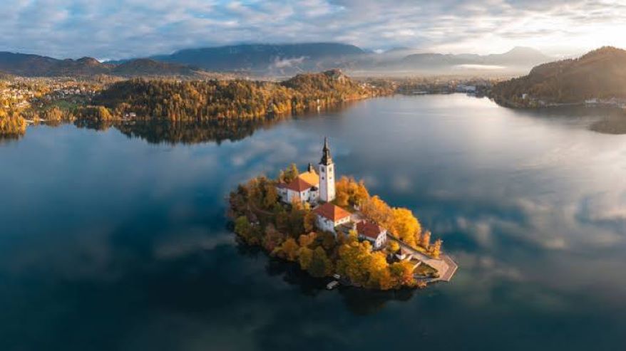 TheGoldenScope's tweet photo. BLED LAKE - SLOVENIA
Let The Golden Scope take you around the world with a just click π»π±
β‘οΈ https://t.co/5w3mHmyTf6
#Slovenia #Travel #travels #wanderlust #tourism #vacation #travelling #traveling #Traveller #tour #Tourist #tourists #holiday #holidays #vacations #Wanderers https://t.co/kvTgupzTS9