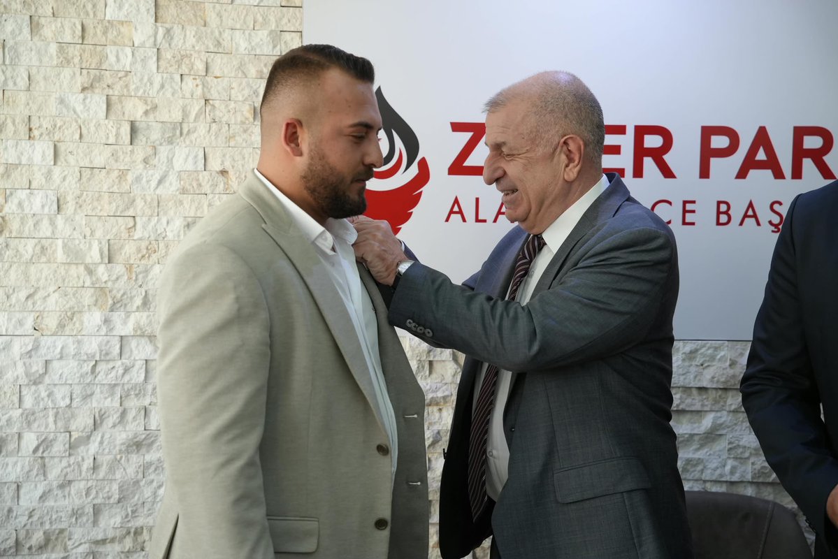 zaferpartisi's tweet photo. Genel Başkanımız Prof. Dr. Ümit Özdağ, Genel Başkan Yardımcımız ve Teşkilat Başkanımız Musa Ertugan, Antalya İl Başkanımız Hamit Gençay Ağyurt ve il teşkilat mensuplarımız ile birlikte Alanya İlçe Başkanlığımızı ziyaret etti.

Genel Başkanımız, ziyaret sırasında gündeme ilişkin basın açıklamasında bulunarak gazetecilerin sorularını yanıtladı. Alanya İlçe Başkanlığımızda partimize katılan yeni üyelerimize rozetlerini taktı.