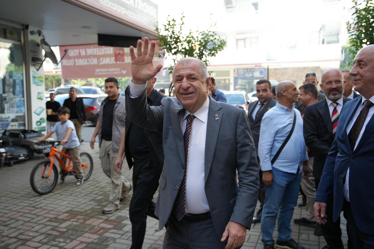 zaferpartisi's tweet photo. Genel Başkanımız Prof. Dr. Ümit Özdağ, Genel Başkan Yardımcımız ve Teşkilat Başkanımız Musa Ertugan, Antalya İl Başkanımız Hamit Gençay Ağyurt ve il teşkilat mensuplarımız ile birlikte Alanya İlçe Başkanlığımızı ziyaret etti.

Genel Başkanımız, ziyaret sırasında gündeme ilişkin basın açıklamasında bulunarak gazetecilerin sorularını yanıtladı. Alanya İlçe Başkanlığımızda partimize katılan yeni üyelerimize rozetlerini taktı.