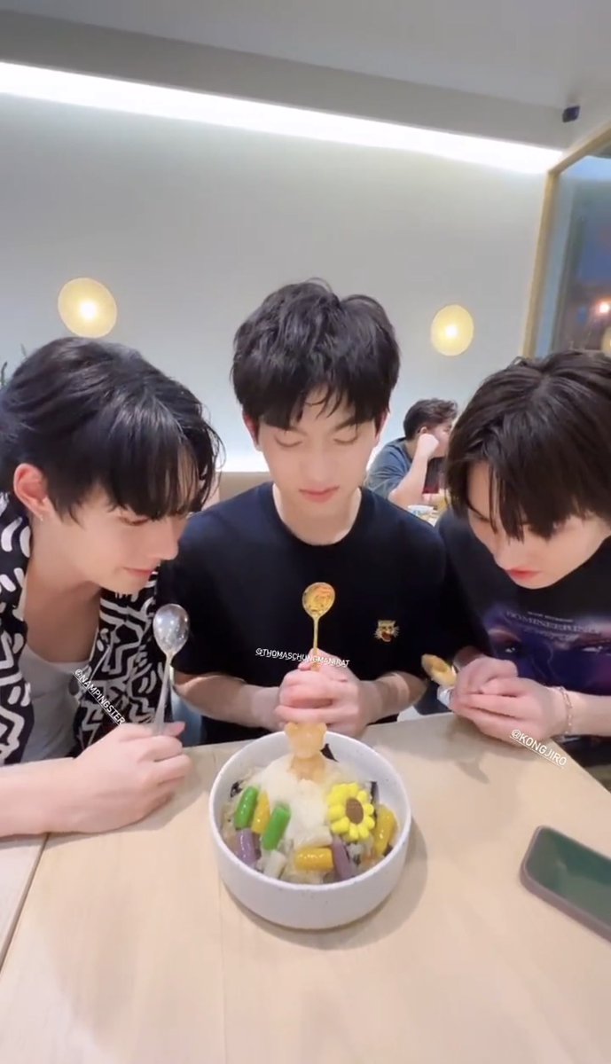 nch2811's tweet photo. ครบสูตร น้อง พี่ ที่รัก 🍓🐰🦊

#thomaskong #nampingster https://t.co/kZpdra6eDC