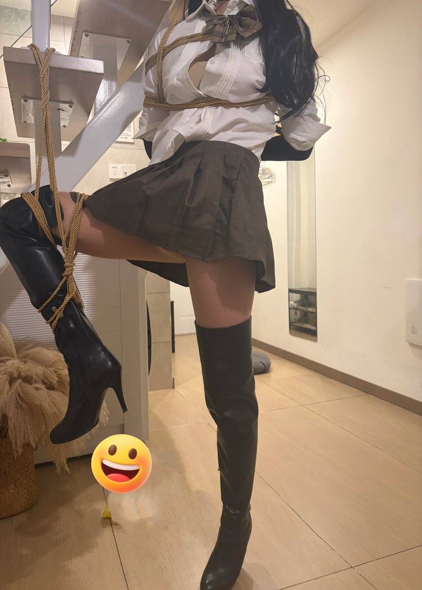 wuta252553's tweet photo. 捆绑初体验，老师辛苦了，腿也好想被捆起来😭��
缚手：大号@frost82659971 小号@hanseneei
#捆绑 #伪娘 #长靴 #高跟长靴 #肉丝 #丝袜 #sm #cdm #受虐 https://t.co/TQlVdQqbwz