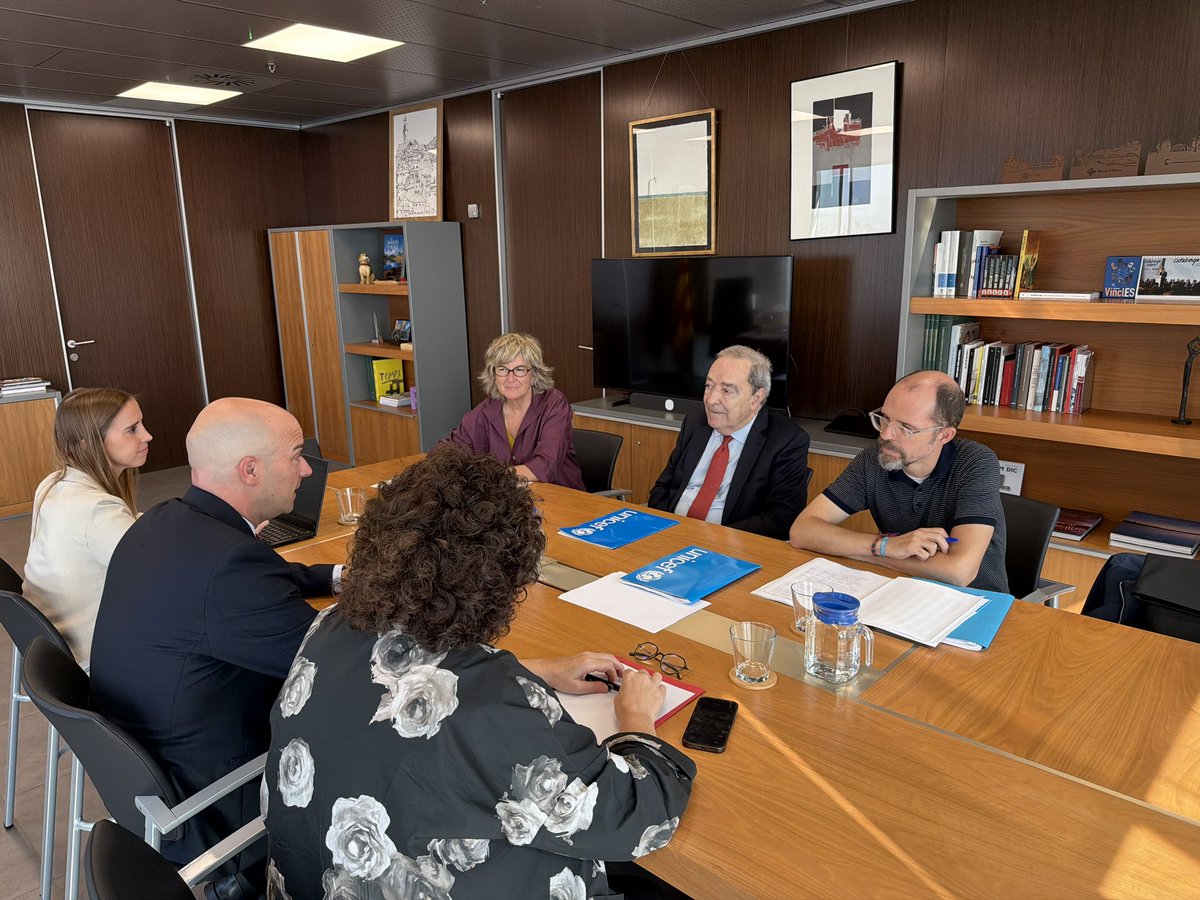 dsocialscat's tweet photo. 📸 El conseller Raúl Moreno i la Secretària de Cicles de Vida i Ciutadania, @llorenst, s’han reunit amb l’equip d’@unicef_cat. https://t.co/omjm643gNV