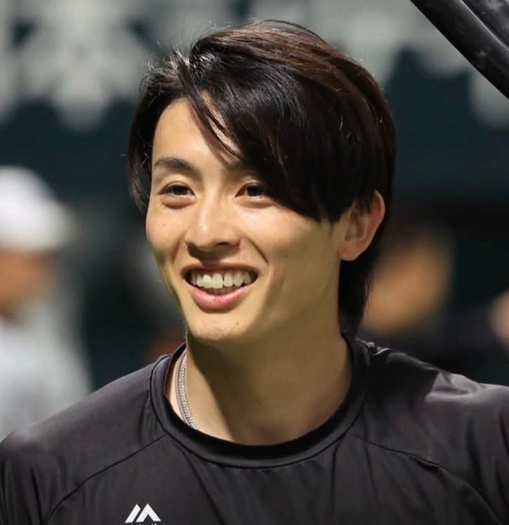 loop_clips's tweet photo. 前から思ってたんだけど……

レインボー池田とホークス周東、
やっぱり似てない？？

一度そう見えたら、もう本人にしか見えんww https://t.co/HWYuLA9U6h